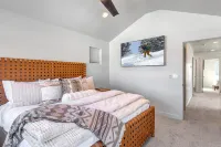 Breathtaking Views and Modern Amenities - Luxurious Mountain Retreat