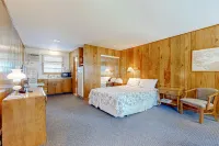 Cozy hotel-style suite right on the water, shared patio, free WiFi