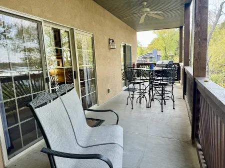 Private Deck and Full Dock Access - Serene Lakefront Oasis Отели в г. Pine A Township