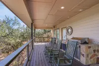 Scenic Lake Views and Cozy Hot Tub - Charming Hill Country Retreat Các khách sạn ở Canyon Lake