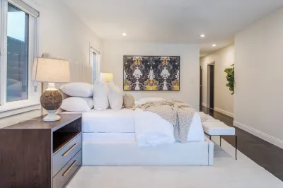Your Own Private RESORT!🏝9BR/10BA Gated Compound✰ HUGE Pool, Gym, Yard, Parking Hotels near Elements Pharmacy