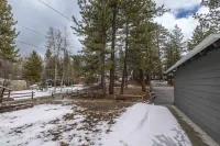 Chic Cabin Retreat with Hot Tub Big Bear
