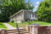 Private Patio and Well-Equipped Kitchen - Charming Retreat Hôtels à : Lindenwood Township
