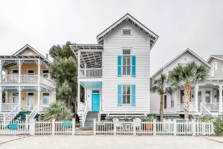 Charleston-style cottage w/ lovely decks, steps to the beach & pools Отели рядом с достопримечательностью «St Simons Island»
