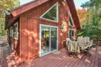 Secluded Lakefront Retreat - Private Deck, Cozy Cabin St. Germain住宿飯店