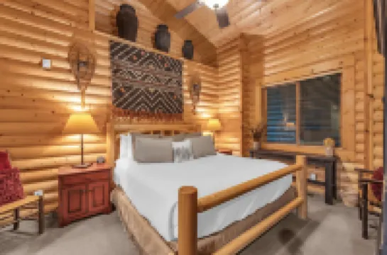 Charming Mountain Retreat with Hot Tub - Stylish Cozy Escape