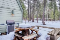 Family-Friendly Forest Hideaway with EVC, Bikes, & SHARC Passes - Walk to Park