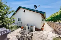 Vineyard Haus (Both Sides of a Duplex) w/Boat Dock on Lake Travis Hotels in Hudson Bend