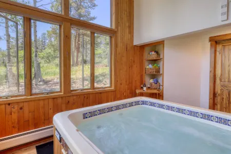 Stunning Mountain Views and Cozy Fireplace - Elegant Colorado Escape