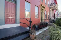 Cozy Living Space with Modern Amenities Near Landmarks - Charming Oasis