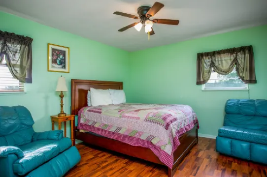 Screened Porch and Scenic Pond View - Charming Cottage