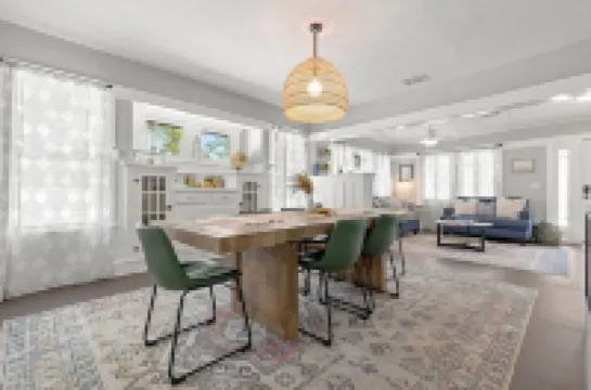 Charming Retreat - Covered Pool, Outdoor Grill, Games