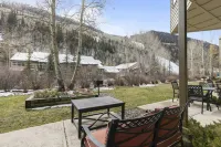 Saltwater Pool and River View - Stunning Luxury Retreat
