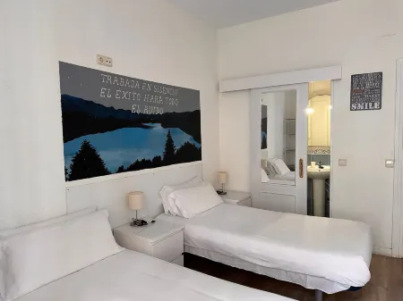 Guest House Éxito en Madrid Отели рядом с достопримечательностью «Небоскреб "Испания"»