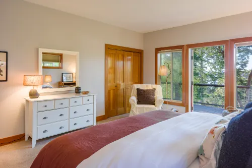 Water Views and Gourmet Kitchen - Beautiful Coastal Haven