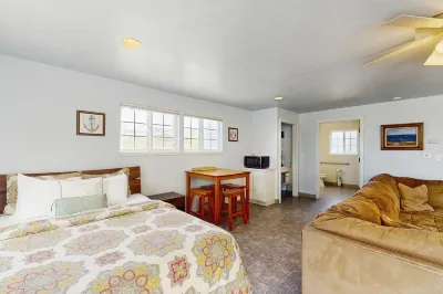 Cozy home with hot tub, incredible ocean views, WiFi & private deck