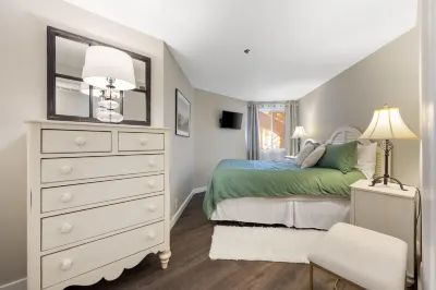 Ideal lakefront condo w/ shared pool/hot tub, shared dock, & high-speed WiFi