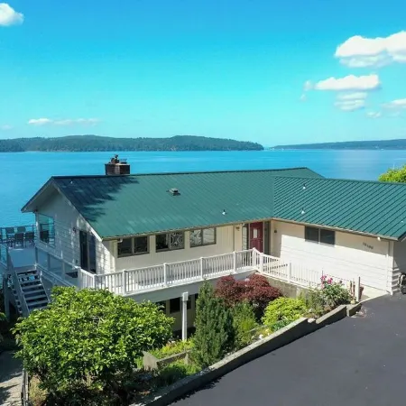 Beautiful Beach House and additional beach cabin with Olympic Mountain view