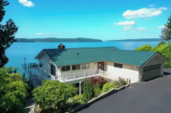 Beautiful Beach House and additional beach cabin with Olympic Mountain view
