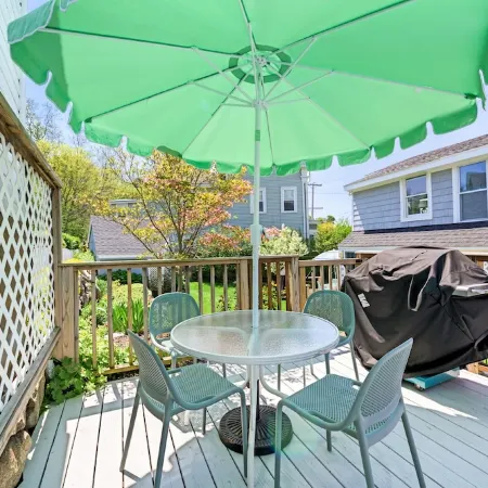 2BR/2BA Harborside Home · Fenced Backyard · Ocean View ·Walk to Rocky Neck+Beach