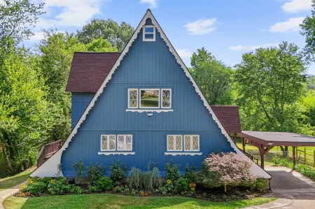 Charming Waterfront Escape with Hot Tub and Fire Pit - Cozy Retreat