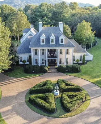 Pool -   ! 15 minutes to downtown Nashville!