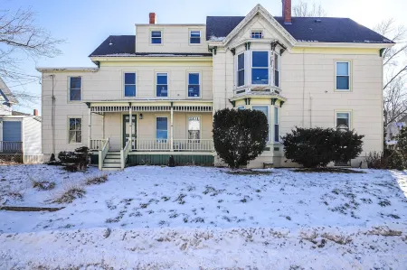 Cozy 3BR - Pet Friendly - Near Portland - Parking Отели в г. Уэстбрук