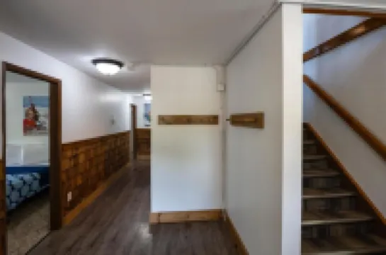 Spacious 8 Bdrm Blue Mountain Cottage, Perfect for Large Groups, Private Beach, BBQ, Hot Tub, Sauna