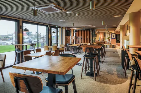 Brit Hotel - Hotel de l'Hippodrome Отели в г. Плоэрмель