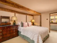 Barn conversion, 10 mins from Henley-on-Thames. Tennis court & indoor pool. Hotels in Henley-on-Thames