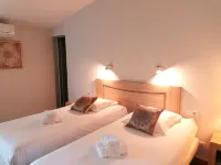 Hôtel Platanes - KB Hotel Group Hotels in Saint-Savin