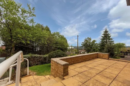 Superior Three Bedroom House with Sea View