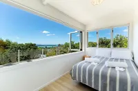 Tiri Cottage - Sea Views in Oneroa by Waiheke Unlimited Отели в г. Онероа