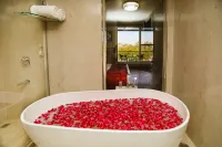 Regenta Place Jhansi by Royal Orchid Hotels Limited فنادق في Jhansi