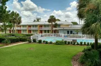 Econo Lodge - Pools