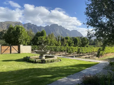 Franschhoek Rose Cottages Отели рядом с достопримечательностью «Chamonix»