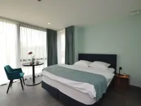 Lovely Holiday Home 'Walleken' with a Pond Hotels in Aalst