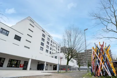 Jade & Jabo - Neuss by Düsseldorf Mit Parkplatz Verfügbarkeit 10,00 je Nacht Zubuchbar Hotels near Skischule im Alpenpark Neuss