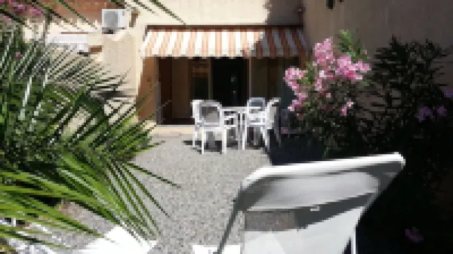 SAINTE-MAXIME - Accommodation with garden and veranda in swimming pool, tennis area