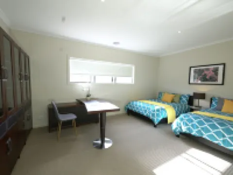 Modern 6BRM House Big Group at Pakenham Hotels in Pakenham