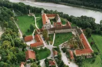 Klostergasthof Raitenhaslach Hôtels à : Kirchdorf