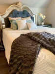 The Oakwood Cottage - with Yard & Parking Hotels in Lewiston