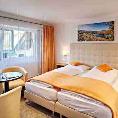 Hotel Weinhaus Weis Rooms
