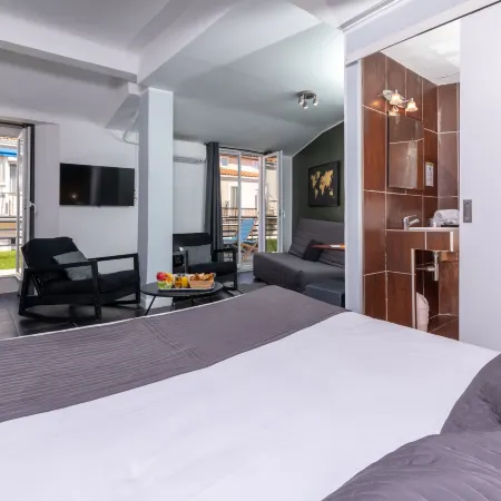 Celenya Hôtel Отели рядом с достопримечательностью «Паром Тоулон»