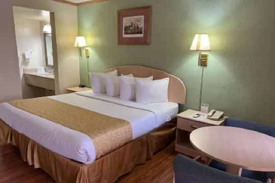 Travelodge by Wyndham Holbrook