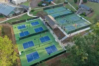 Resort Access - Lake - Pools -Pickleball - Gym. Spacious Townhome for Groups