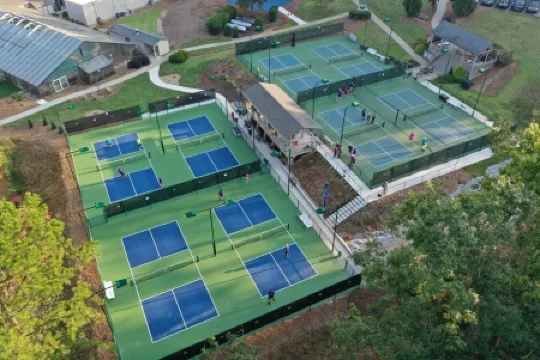 Resort Access - Lake - Pools -Pickleball - Gym. Spacious Townhome for Groups