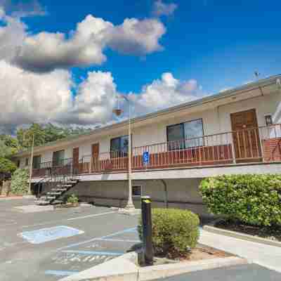 Mariposa Lodge Hotel Exterior