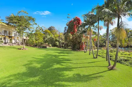 Caboolture Riverlakes Boutique Motel Отели в г. Кабулчер