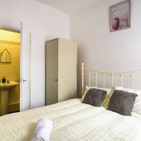 Seaside - House - Sleeps 10 - Parking - Garden